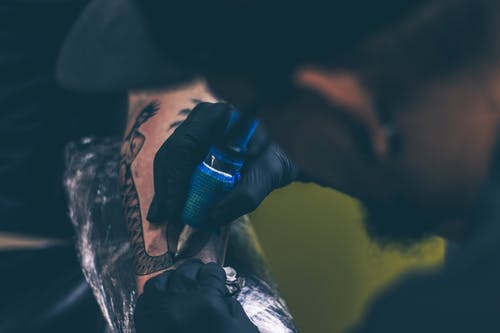 男人纹身手臂上的人 · 免费素材图片