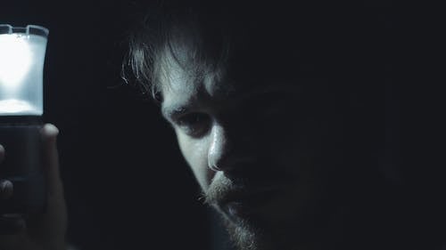 男子手持灯笼 · 免费素材图片