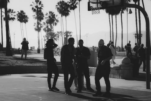 打篮球的人的灰度摄影 · 免费素材图片