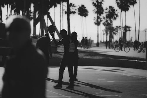 男子打篮球的剪影 · 免费素材图片