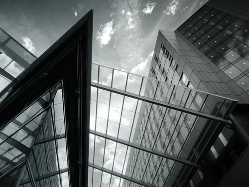 玻璃建筑的灰度 · 免费素材图片