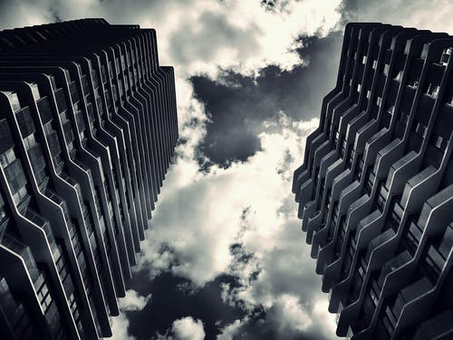 两座灰色建筑物低顶灰度摄影 · 免费素材图片