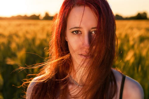 绿草草甸的女人 · 免费素材图片