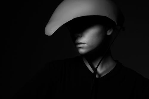 戴着帽子的人的灰度摄影 · 免费素材图片