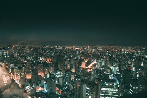 夜晚的城市灯光的顶视图 · 免费素材图片
