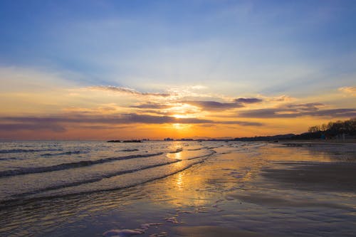 海浪在岸上破碎 · 免费素材图片