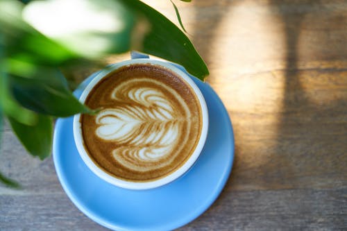 蓝色杯子装满咖啡 · 免费素材图片