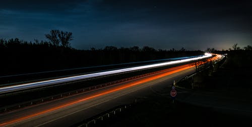 夜间道路上的红色和白色汽车灯的延时摄影 · 免费素材图片