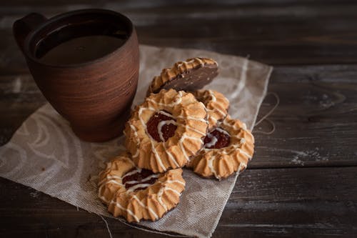 饼干旁边的棕色杯子 · 免费素材图片