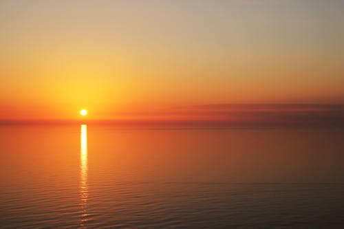 日落期间平静的水体 · 免费素材图片