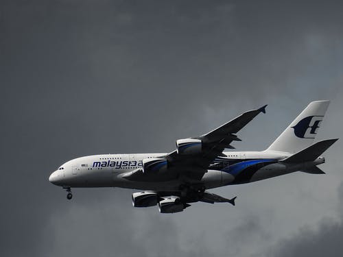 白云下的白色马来西亚航空公司 · 免费素材图片