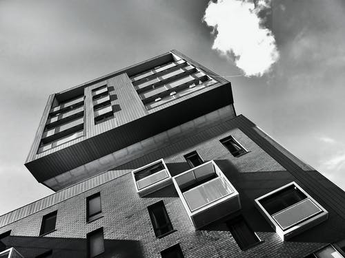 灰色中高混凝土建筑的低角度照片 · 免费素材图片