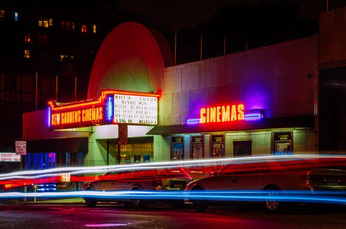 电影院前汽车灯的延时摄影 · 免费素材图片