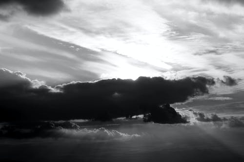 云的灰度照片 · 免费素材图片