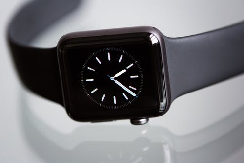 黑色 Apple Watch 配黑色运动表带 · 免费素材图片