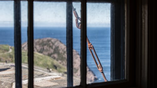 海洋旁边的布朗山 · 免费素材图片