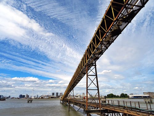 多云的天空下的棕色钢桥 · 免费素材图片