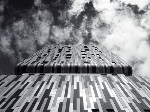 在多云的天空下建设 · 免费素材图片