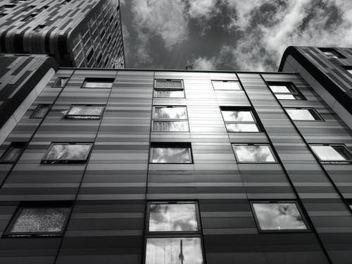 天空下的黑色混凝土建筑 · 免费素材图片