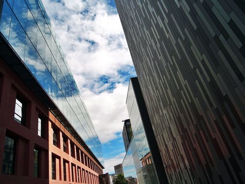 蓝蓝的天空下的高层建筑 · 免费素材图片