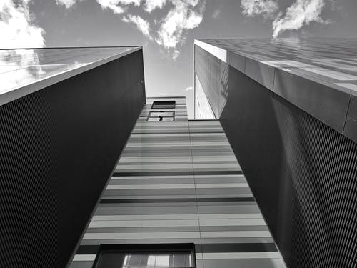 低角度建筑物摄影 · 免费素材图片