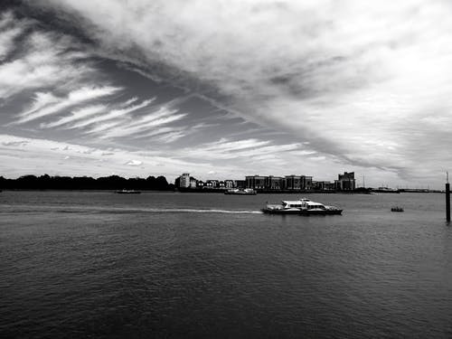 机舱巡航的灰度 · 免费素材图片