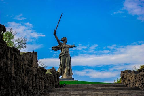 正义女神雕像在蓝蓝的天空下 · 免费素材图片