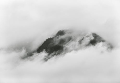 白云下的山 · 免费素材图片