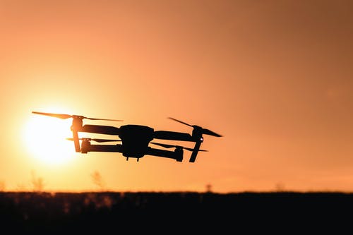 相机无人机在空中飞舞的剪影 · 免费素材图片