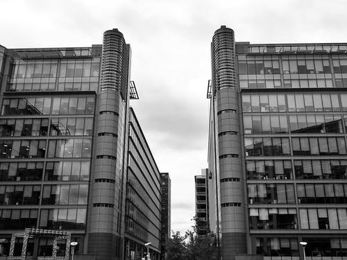 两栋建筑的灰度照片 · 免费素材图片