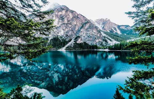 白色的天空下的湖泊和山脉 · 免费素材图片