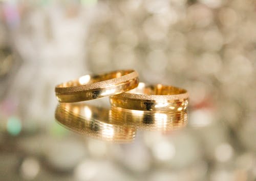 选择性聚焦摄影中的两个金戒指 · 免费素材图片