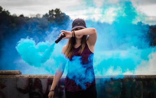女人抱着蓝烟火 · 免费素材图片