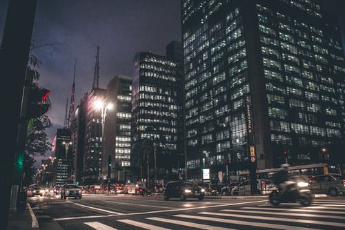 夜间观看繁忙道路的高层建筑城市的航拍 · 免费素材图片