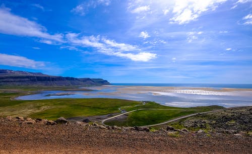 蓝天下的海滨 · 免费素材图片