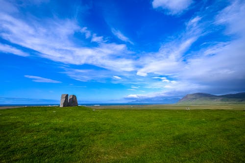 蓝蓝的天空下的绿草田 · 免费素材图片