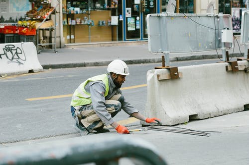 在道路上工作的人 · 免费素材图片