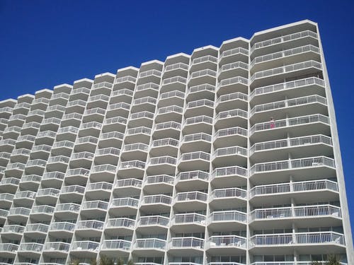 蓝天下的白色公寓大厦 · 免费素材图片