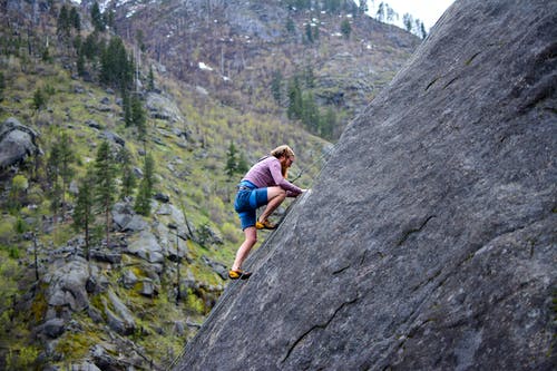 攀登岩石山的人 · 免费素材图片