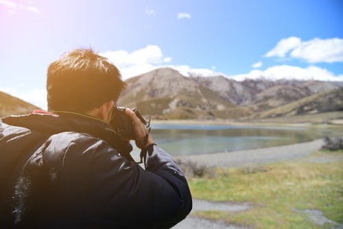 男子拍照的山 · 免费素材图片