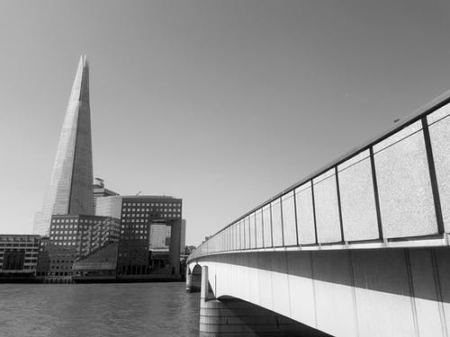 桥梁的灰度摄影 · 免费素材图片