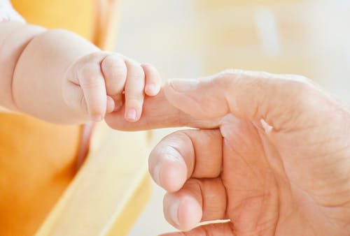 人接触婴儿的手 · 免费素材图片