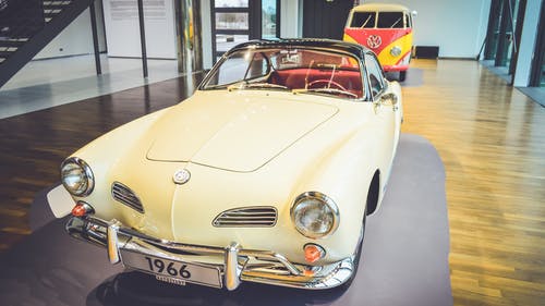 陈列室里的老式黄色汽车 · 免费素材图片