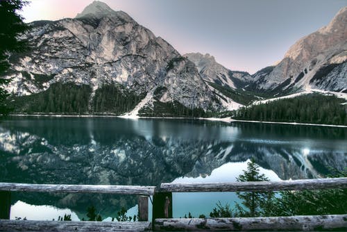 山脉和水域的数码摄影 · 免费素材图片