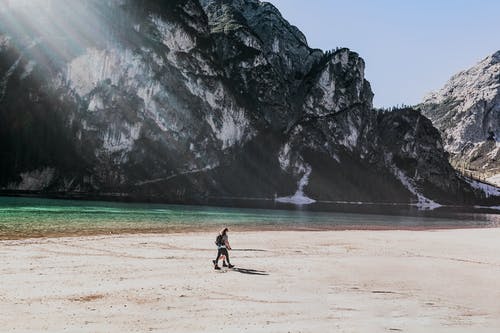 在海岸线附近行走的人 · 免费素材图片