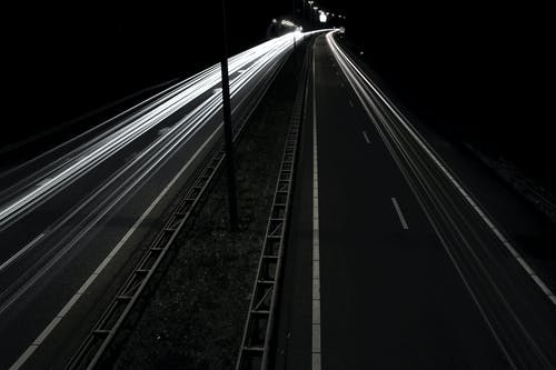 夜间的灰色柏油路 · 免费素材图片