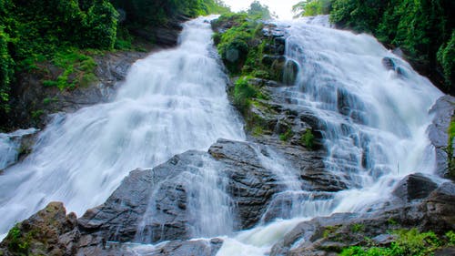 水瀑布和山 · 免费素材图片