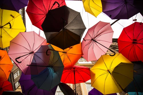 彩色雨伞屋顶的低角度照片 · 免费素材图片