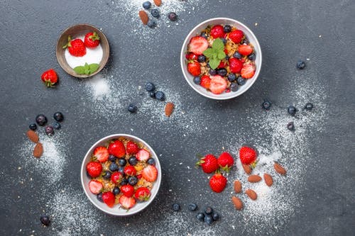 切片的莓和蓝莓果 · 免费素材图片