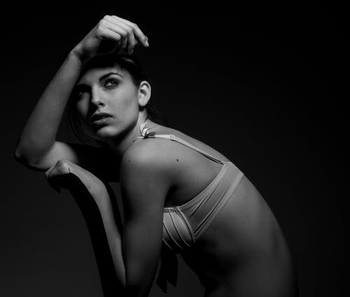 女人持有人她的头 · 免费素材图片